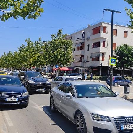 Lolu Apartment Plus Privat Parking Vlore Bagian luar foto