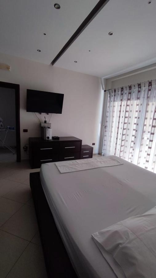 Lolu Apartment Plus Privat Parking Vlore Bagian luar foto