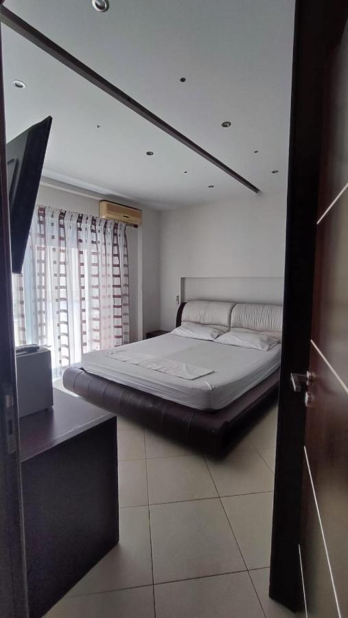 Lolu Apartment Plus Privat Parking Vlore Bagian luar foto