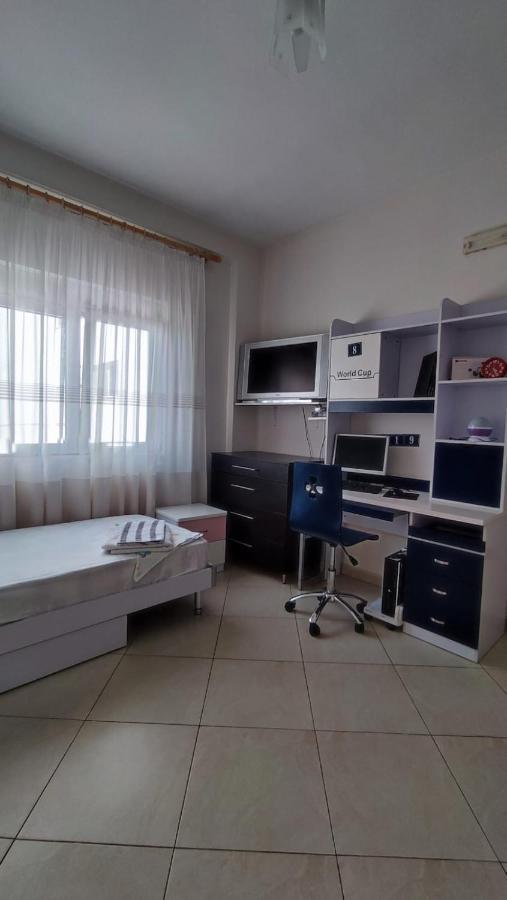 Lolu Apartment Plus Privat Parking Vlore Bagian luar foto