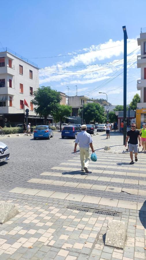 Lolu Apartment Plus Privat Parking Vlore Bagian luar foto